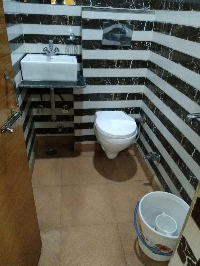 Silver Palace Hotel นิวเดลี ภายนอก รูปภาพ