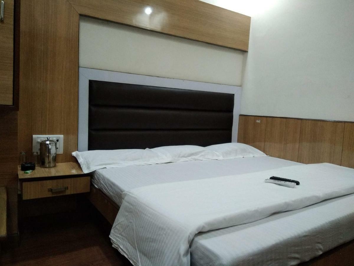 Silver Palace Hotel นิวเดลี ภายนอก รูปภาพ